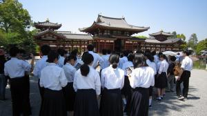 生徒たちが集まってお寺を見学している写真