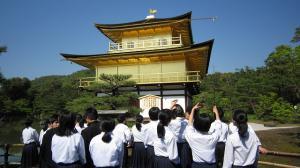 生徒たちが集まって金閣寺を見学している写真